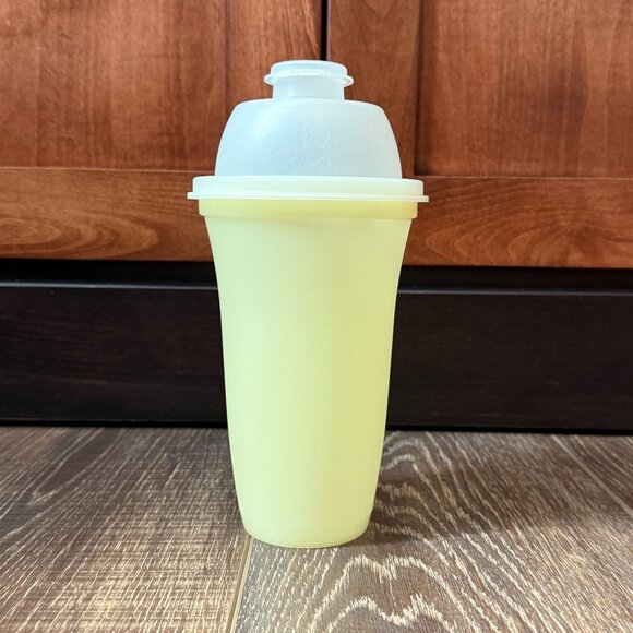 Tupperware Quick Shake Container with Insert - Picture 2 of 16